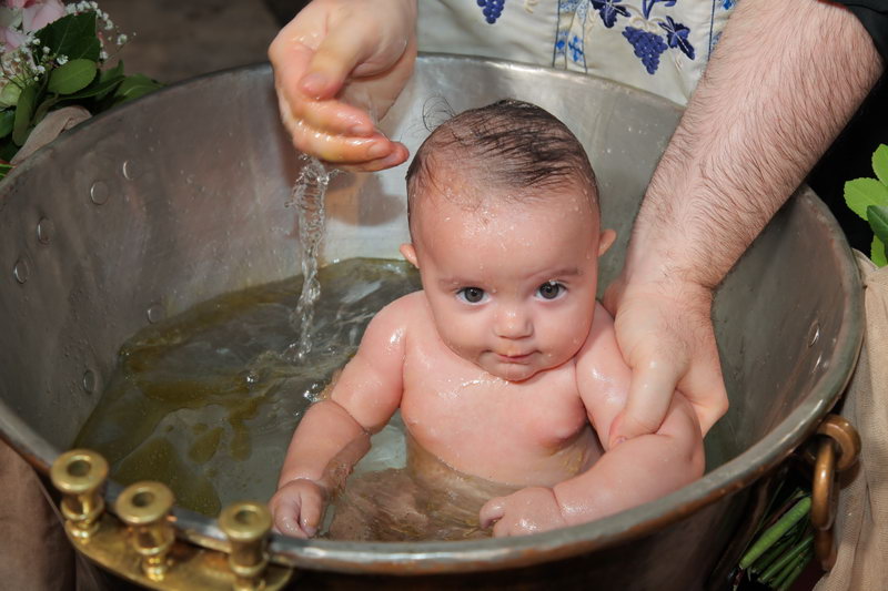 Στιγμιότυπο από το μυστήριο της βάπτισης.