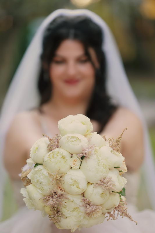 Artistic Studio - Γαμήλια φωτογραφία σε φυσικό τοπίο.