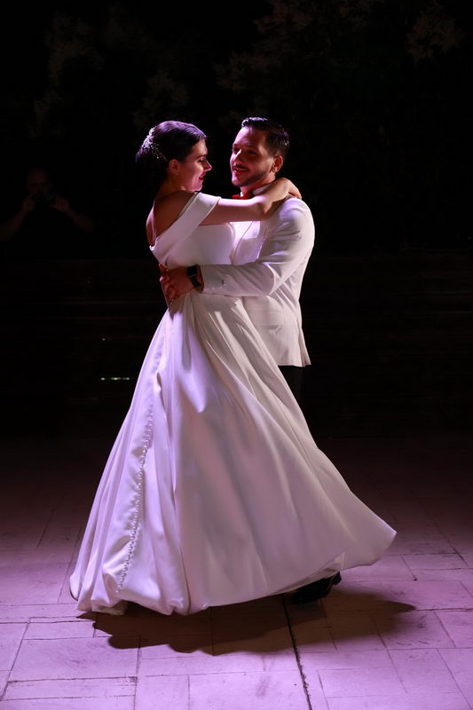 Πορτρέτο νύφης και γαμπρού μετά την τελετή στην Αθήνα.